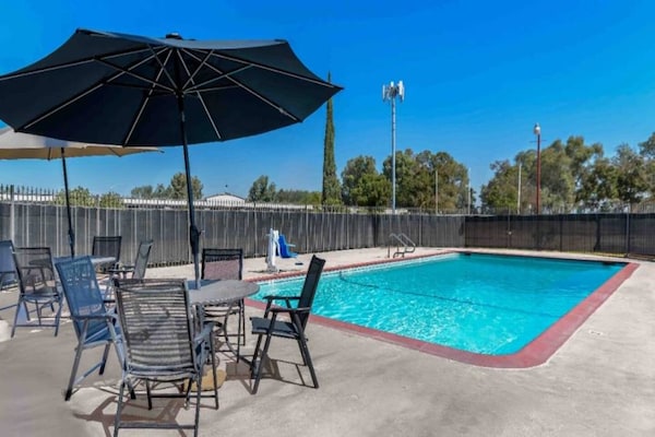Foto van 2 tweepersoonsbedden | Nsmk, koelkast - Vakantiehuis in Madera CA - Pool