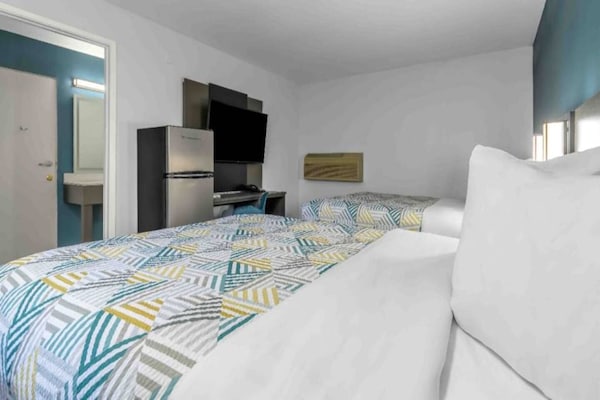 Foto van 2 tweepersoonsbedden | Nsmk, koelkast - Vakantiehuis in Madera CA - BedRoom