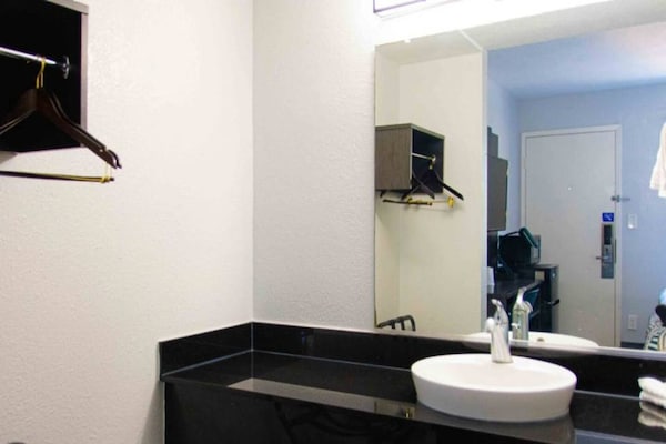 Foto van 1 tweepersoonsbed (Queensize) | Motel 6 Lantana - Vakantiehuis in Lantana - BathRoom