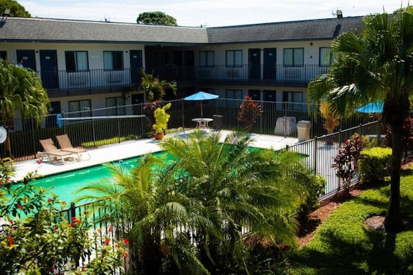 Foto van 1 tweepersoonsbed (Queensize) | Motel 6 Lantana - Vakantiehuis in Lantana - Facilities