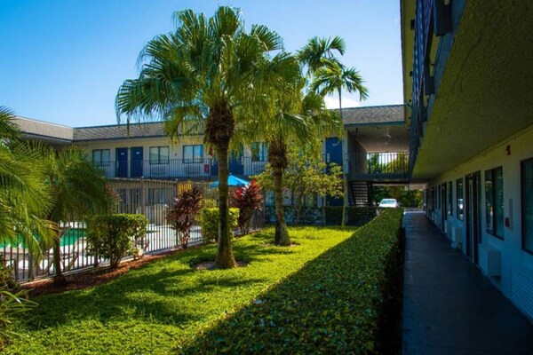 Foto van 1 tweepersoonsbed (Queensize) | Motel 6 Lantana - Vakantiehuis in Lantana - Facilities