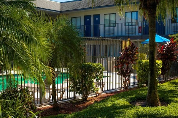 Foto van 1 tweepersoonsbed (Queensize) | Motel 6 Lantana - Vakantiehuis in Lantana - ExteriorSummer