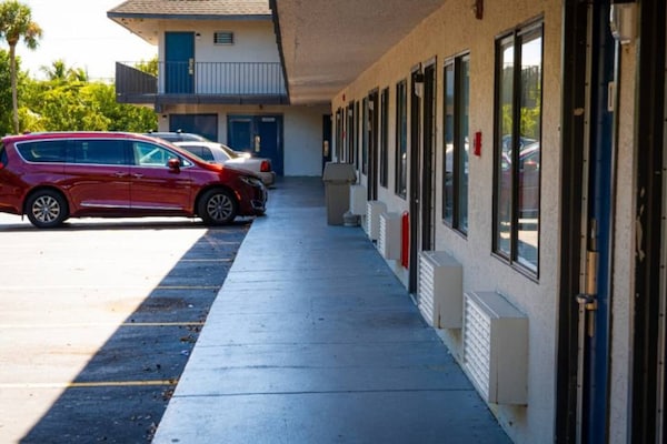 Foto van 1 tweepersoonsbed (Queensize) | Motel 6 Lantana - Vakantiehuis in Lantana - Facilities