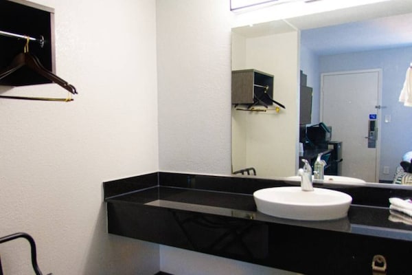 Foto van 1 tweepersoonsbed (Queensize) | Motel 6 Lantana - Vakantiehuis in Lantana - Facilities