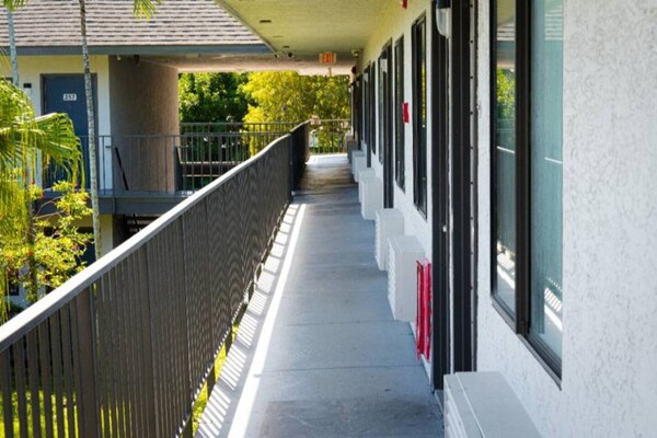 Foto van 1 tweepersoonsbed (Queensize) | Motel 6 Lantana - Vakantiehuis in Lantana - Facilities