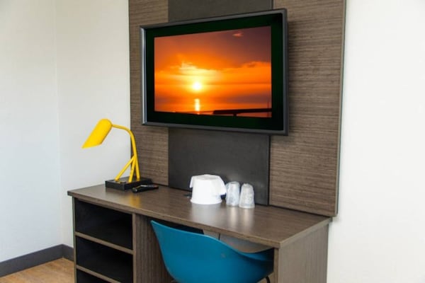 Foto van 1 tweepersoonsbed (Queensize) | Motel 6 Lantana - Vakantiehuis in Lantana - Facilities