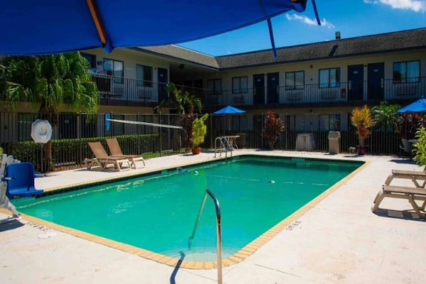 Foto van 1 tweepersoonsbed (Queensize) | Motel 6 Lantana - Vakantiehuis in Lantana - Pool