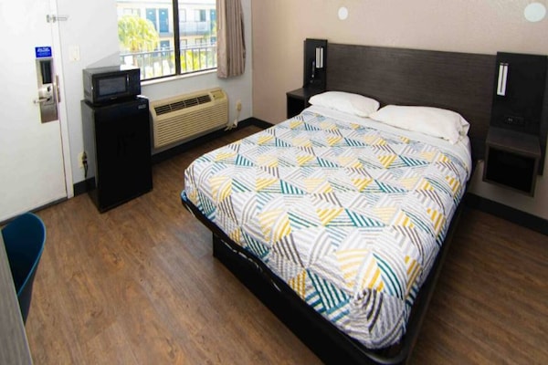 Foto van 1 tweepersoonsbed (Queensize) | Motel 6 Lantana - Vakantiehuis in Lantana - BedRoom