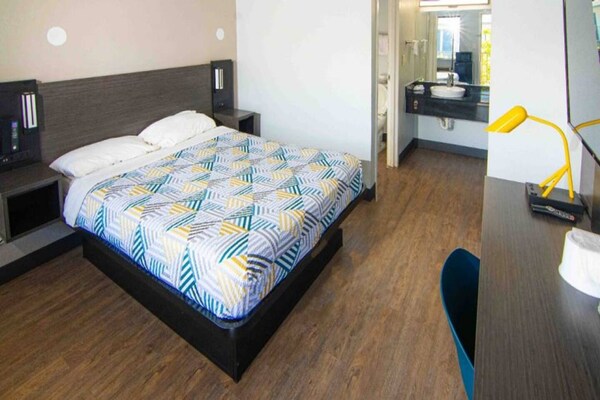 Foto van 1 tweepersoonsbed (Queensize) | Motel 6 Lantana - Vakantiehuis in Lantana - BedRoom