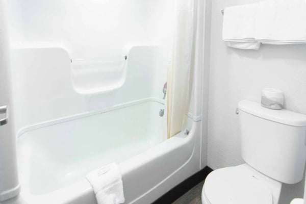 Foto van 1 tweepersoonsbed (Queensize) | Motel 6 Lantana - Vakantiehuis in Lantana - BathRoom