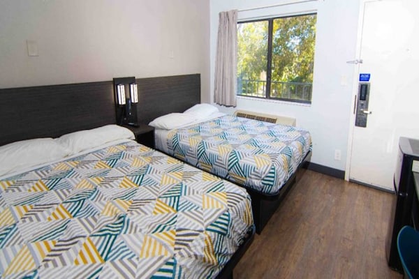 Foto van 1 tweepersoonsbed (queensize) | Rolstoeltoegankelijk bad - BedRoom