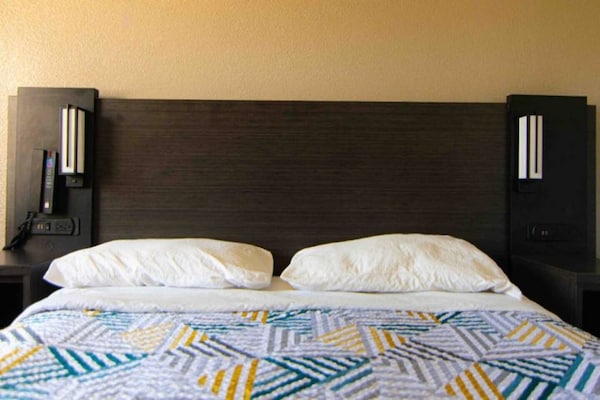Foto van 1 tweepersoonsbed (queensize) | Rolstoeltoegankelijk bad - BedRoom