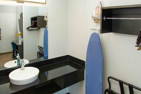 Foto van 1 tweepersoonsbed (queensize) | Rolstoeltoegankelijk bad - BathRoom