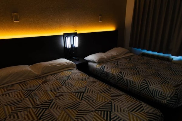 Foto van 2 tweepersoonsbedden | Premium, Micfridge - Vakantiehuis in Lantana - Facilities