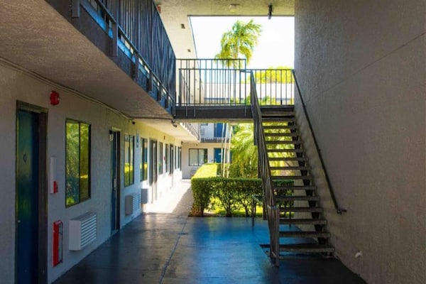 Foto van 2 tweepersoonsbedden | Premium, Micfridge - Vakantiehuis in Lantana - ExteriorSummer