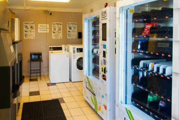 Foto van 2 tweepersoonsbedden | Premium, Micfridge - Vakantiehuis in Lantana - FloorPlan