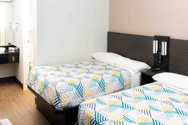 Foto van 2 tweepersoonsbedden | Premium, Micfridge - Vakantiehuis in Lantana - BedRoom