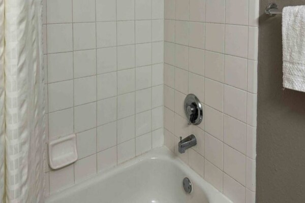 Foto van 1 tweepersoonsbed (queensize) | Toegankelijk voor mindervaliden/bad, rookvrij - BathRoom