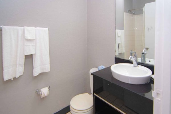 Foto van 2 queensize bedden Nmsk | Palm Beach - Vakantiehuis in West Palm Beach - BathRoom