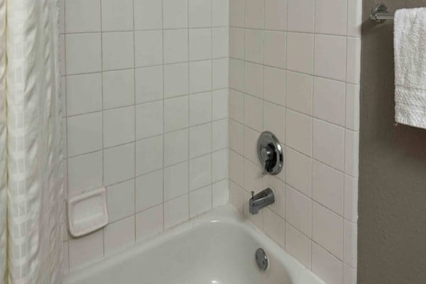 Foto van 2 queensize bedden Nmsk | Palm Beach - Vakantiehuis in West Palm Beach - BathRoom
