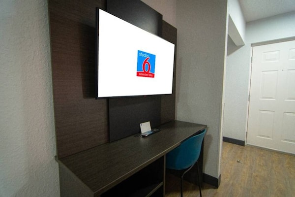 Foto van 2 tweepersoonsbedden | Toegankelijk voor mindervaliden | Inloopdouche, NSMK - Facilities