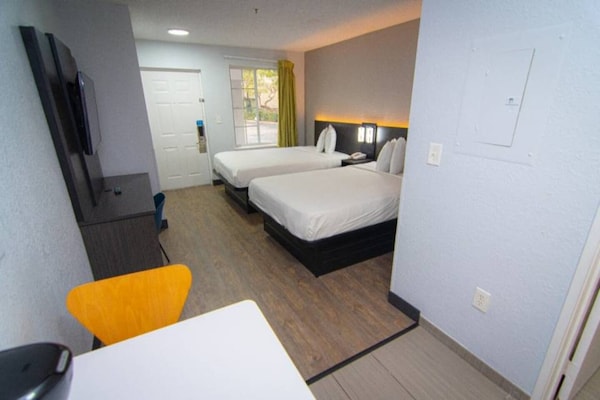 Foto van 2 tweepersoonsbedden | Toegankelijk voor mindervaliden | Inloopdouche, NSMK - Facilities