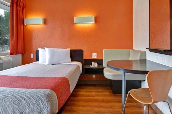 Foto van 1 tweepersoonsbed | Toegankelijk voor mindervaliden | Douche | Koelkast - BedRoom
