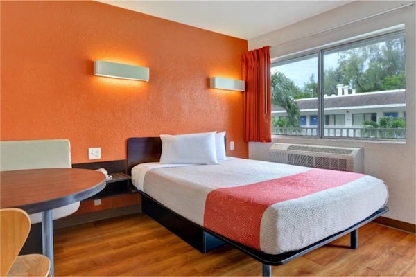 Foto van 1 tweepersoonsbed | Toegankelijk voor mindervaliden | Douche | Koelkast - Facilities