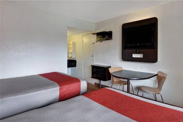 Foto van 2 tweepersoonsbedden | Minikoelkast, Roken toegestaan - Facilities