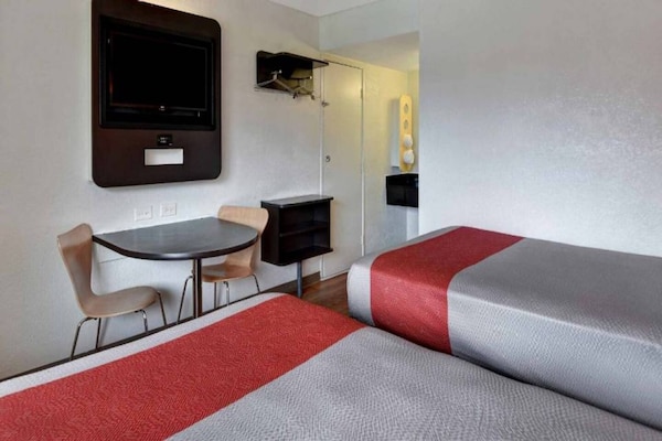 Foto van 2 tweepersoonsbedden | Minikoelkast, Roken toegestaan - BedRoom