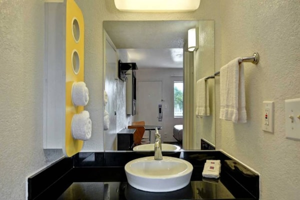 Foto van 2 tweepersoonsbedden | Minikoelkast - Vakantiehuis in Dania Beach - BathRoom