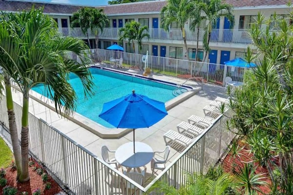 Foto van 2 tweepersoonsbedden | Minikoelkast - Vakantiehuis in Dania Beach - Pool