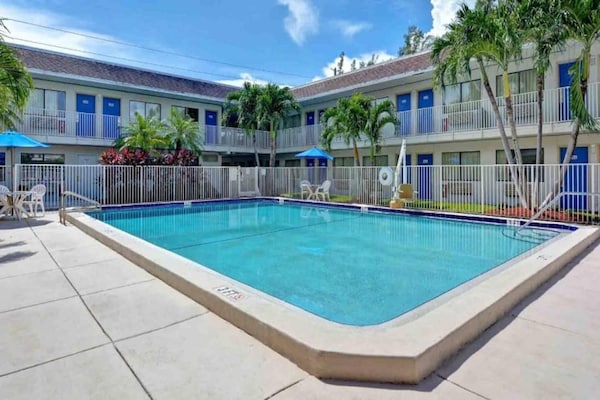 Foto van 2 tweepersoonsbedden | Minikoelkast - Vakantiehuis in Dania Beach - Pool