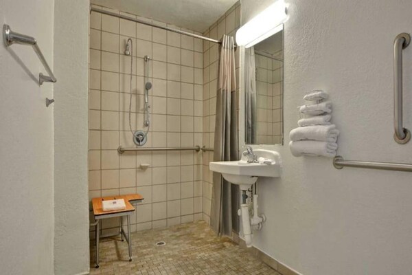 Foto van 1 tweepersoonsbed (queensize) | Roken toegestaan - Vakantiehuis in Dania Beach - BathRoom
