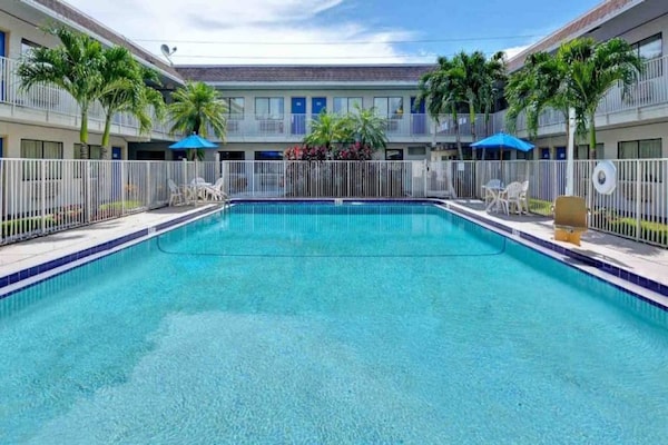 Foto van 1 tweepersoonsbed (queensize) | Roken toegestaan - Vakantiehuis in Dania Beach - Pool