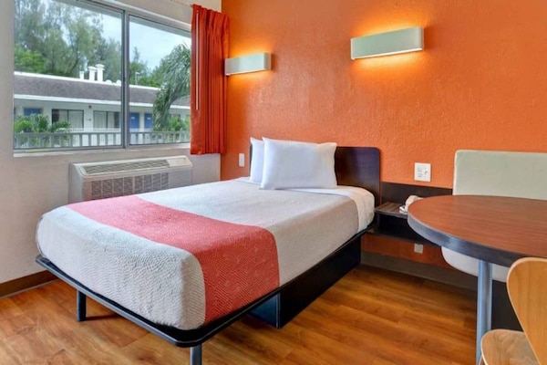 Foto van 1 tweepersoonsbed (queensize) | Roken toegestaan - Vakantiehuis in Dania Beach - BedRoom