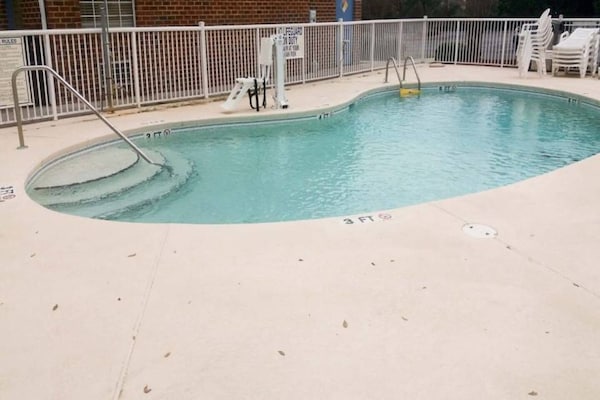 Foto van 1 tweepersoonsbed (queensize) | Roken toegestaan, slaapbank - Pool