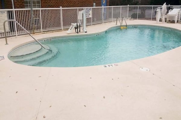 Foto van 1 kingsize bed | Nsmk, Micfridge - Vakantiehuis in Myrtle Beach SC - Pool