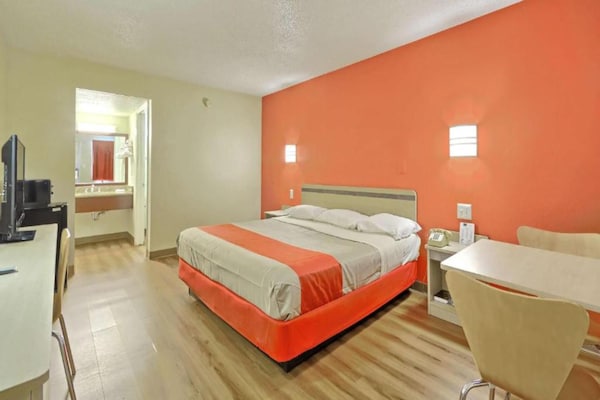 Foto van 1 kingsize bed | Rolstoeltoegankelijk bad, NSMK - Vakantiehuis in Maple Shade - BedRoom