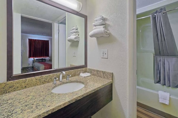 Foto van 2 tweepersoonsbedden (queensize) | Roken toegestaan - BathRoom