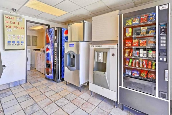 Foto van 2 tweepersoonsbedden (queensize) | Roken toegestaan - FloorPlan