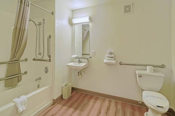 Foto van 2 tweepersoonsbedden (queensize) | Roken toegestaan - BathRoom