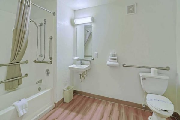 Foto van 2 tweepersoonsbedden (queensize) | Roken toegestaan - BathRoom