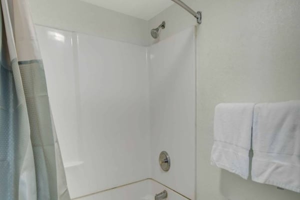 Foto van 2 tweepersoonsbedden | Rolstoeltoegankelijk - Vakantiehuis in LIMA - BathRoom