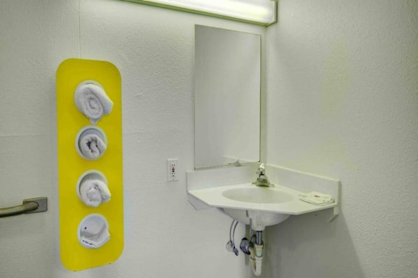 Foto van 2 tweepersoonsbedden | Rolstoeltoegankelijk - Vakantiehuis in LIMA - BathRoom