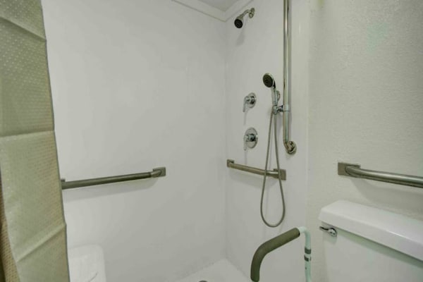 Foto van 2 tweepersoonsbedden (queensize)|Roken toegestaan - Vakantiehuis in LIMA - BathRoom