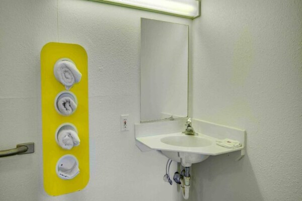 Foto van 2 tweepersoonsbedden (queensize)|Roken toegestaan - Vakantiehuis in LIMA - BathRoom
