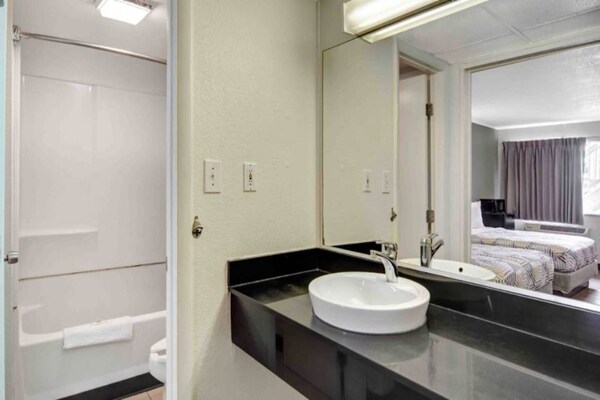 Foto van 2 tweepersoonsbedden (queensize) | Rookvrij - Vakantiehuis in LIMA - BathRoom