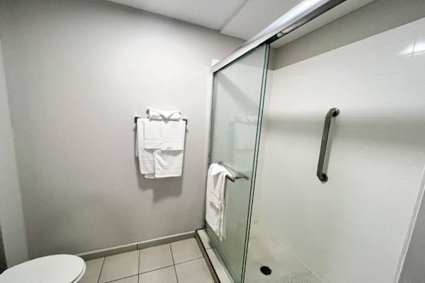 Foto van 1 kingsize bed | Rookvrij, koelkast - Vakantiehuis in Monroe - BathRoom