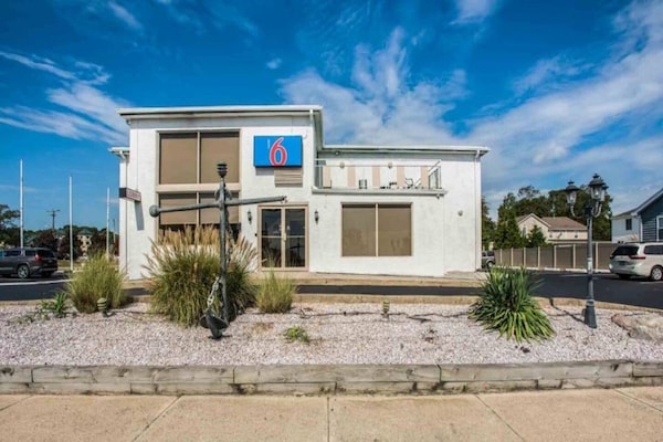 Foto van 1 kingsize bed | Rookvrij, bubbelbad - Vakantiehuis in Somers Point - Facilities